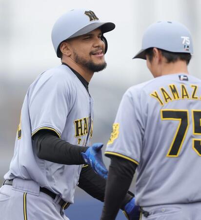 　４回、同点２ランを放ち塁を回るヘルナンデス