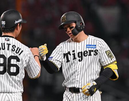 　４回、三塁内野安打を放った森下（右）＝撮影・西田忠信