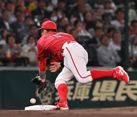 　４回、小園は森下の打球を捕れず内野安打にする（撮影・西田忠信）