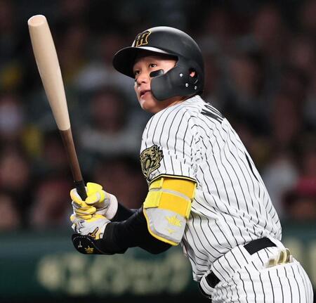 　４回、内野安打を放つ森下（撮影・田中太一）