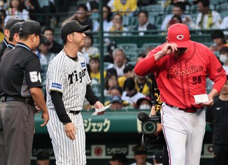 　メンバー表の確認で、藤川監督（左）と視線を合わせることなくベンチへ戻る新井監督（撮影・田中太一）