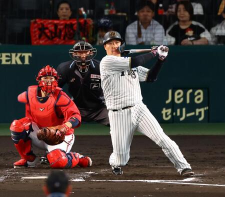 　７回、左前打を放つ大山（撮影・山口登）