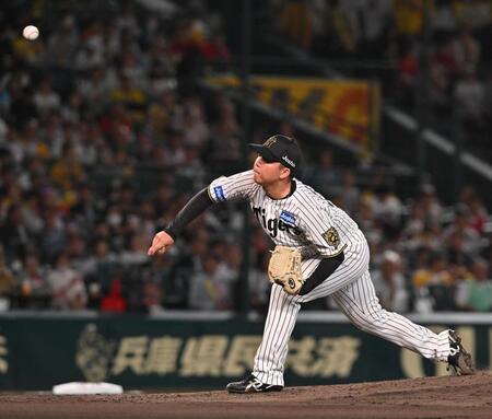 　６回、末包に６４キロのボールを投じる村上（撮影・西田忠信）