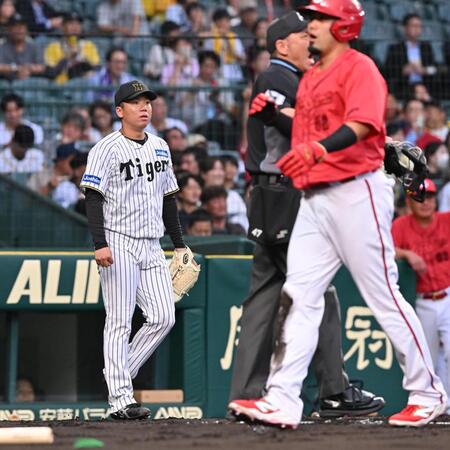 　１回、坂倉に適時二塁打を許した村上（左）＝撮影・西田忠信