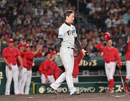 　９回、モンテロに適時打を許した岩崎（撮影・西田忠信）