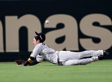 　９回、矢野の打球に飛びつくも適時打にする近本（撮影・田中太一）