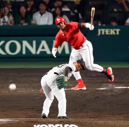 　９回、岩崎はモンテロに勝ち越し適時打を許す（撮影・山口登）
