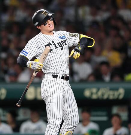 　６回、見逃し三振に倒れ悔しがる森下（撮影・田中太一）