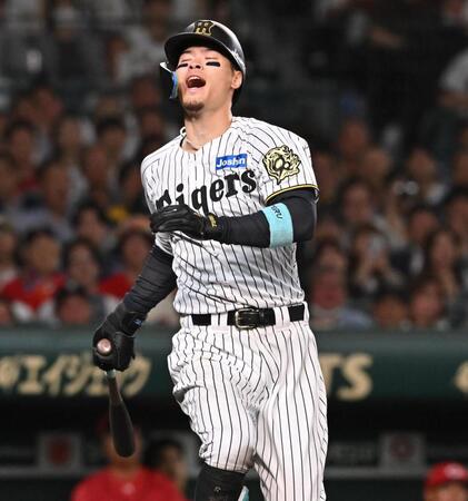 　９回、空振り三振に倒れる佐藤輝（撮影・西田忠信）