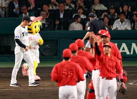 　広島に敗れ、ファンへのあいさつに向かう藤川監督（左端）＝撮影・山口登