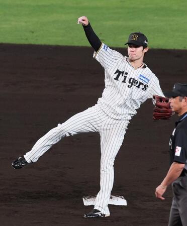 　９回、モンテロの安打を処理した近本からの送球を中継し、本塁へ送球する二塁手・中野（撮影・北村雅宏）