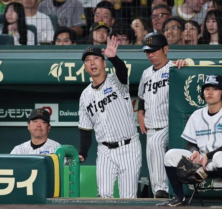 　９回、岩崎を諦め、交代を告げる藤川監督（撮影・田中太一）