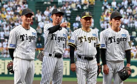 　ファーストピッチセレモニーを終え、写真に納まる（左から）木浪、鳥谷敬氏、藤田平氏、高寺（撮影・北村雅宏）