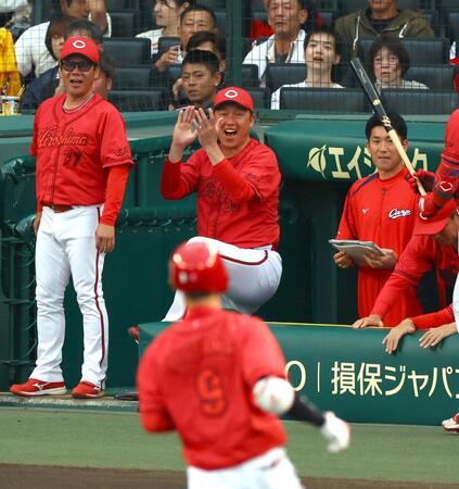 　１回、秋山が先制ソロを放ち、ベンチの新井監督（中央）は手を叩いて喜ぶ（撮影・山口登）