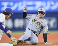 　４回、大山の左飛で三塁を狙うもアウトとなる森下（撮影・田中太一）