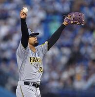 　２回、投球の合間、ひと息入れるデュプランティエ（撮影・田中太一）