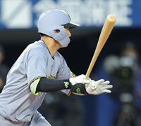 　３回、左前打を放つ木浪（撮影・西岡正）