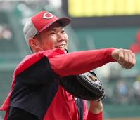 　スローイングの練習をする坂倉（撮影・田中太一）