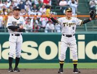 　フィールドピッチセレモニーを務める鳥谷敬氏（左）と藤田平氏（撮影・北村雅宏）