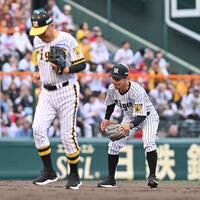 　フィールディングセレモニーに登場した藤田平氏（左）と鳥谷敬氏（撮影・西田忠信）