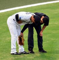 　１回、森下は秋山の打球を追いフェンスに激突し、トレーナーが駆けつける（撮影・山口登）