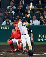 　１回、森下は一邪飛に倒れる（撮影・山口登）