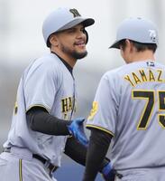 　４回、同点２ランを放ち塁を回るヘルナンデス