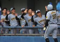 　４回、同点２ランを放ったヘルナンデス（右端）を迎える阪神ナイン