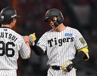 　４回、三塁内野安打を放った森下（右）＝撮影・西田忠信