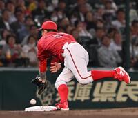 　４回、小園は森下の打球を捕れず内野安打にする（撮影・西田忠信）