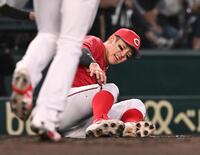 　４回、小園は森下の打球を捕れず内野安打にする（撮影・西田忠信）