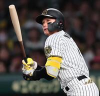 　４回、内野安打を放つ森下（撮影・田中太一）