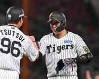 　７回、左前打を放った大山（右）＝撮影・西田忠信