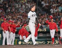 　９回、モンテロに適時打を許した岩崎（撮影・西田忠信）