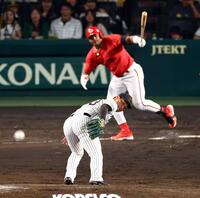 　９回、岩崎はモンテロに勝ち越し適時打を許す（撮影・山口登）