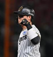 　７回、適時打を放ちガッツポーズする前川（撮影・西田忠信）