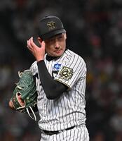 　９回、矢野に適時二塁打を許し降板する岩崎（撮影・西田忠信）