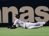 　９回、矢野の打球に飛びつくも適時打にする近本（撮影・田中太一）