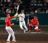　７回、中前に同点適時打を放つ木浪（撮影・山口登）