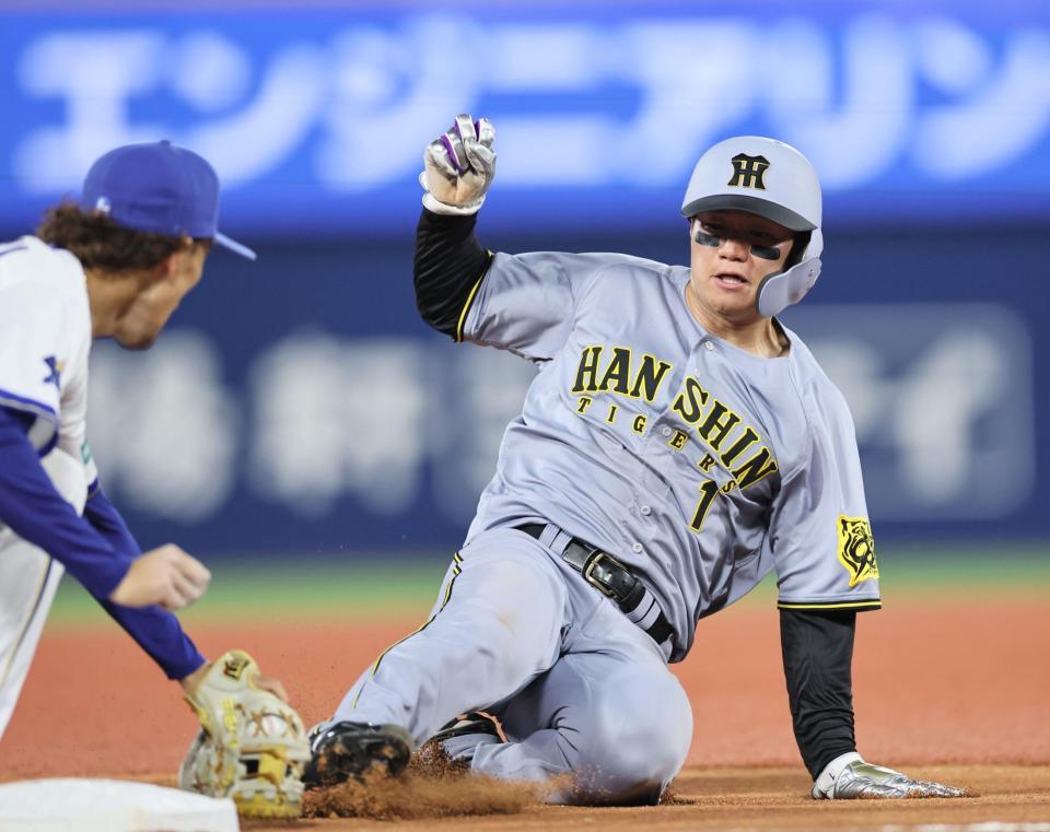 　４回、大山の左飛で三塁を狙うもアウトとなる森下（撮影・田中太一）