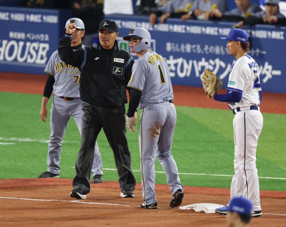 　４回、大山の左飛で森下が三塁を狙うがアウトになる（撮影・金田祐二）