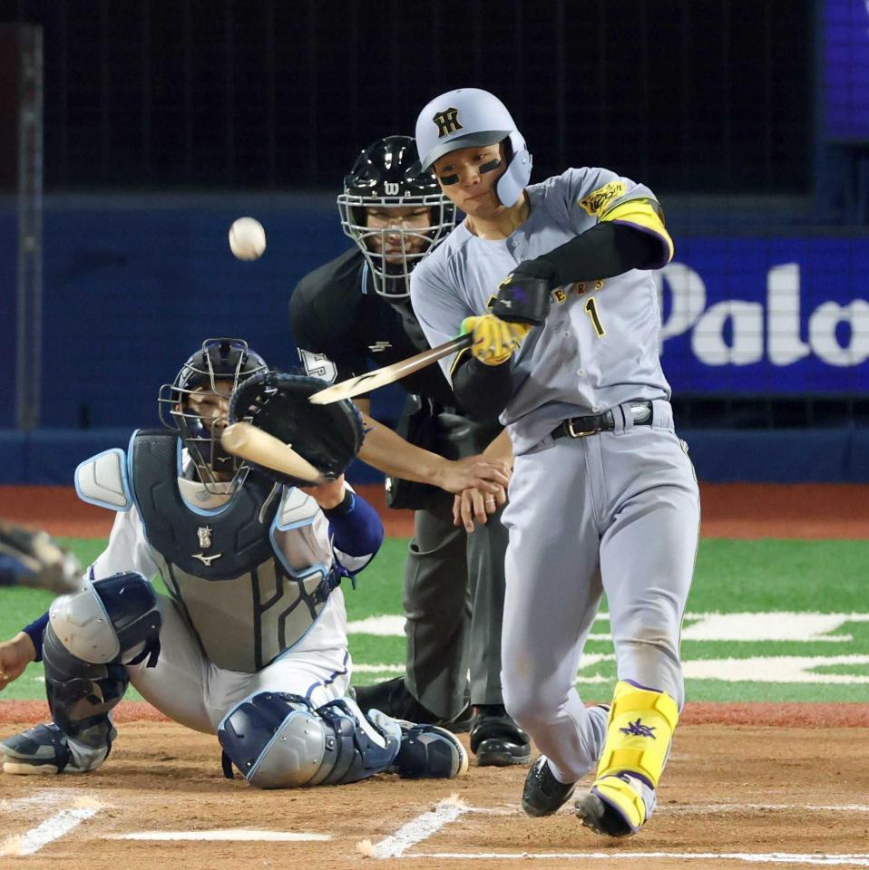 　６回、バットを折られ、一邪飛に倒れる森下（撮影・金田祐二）