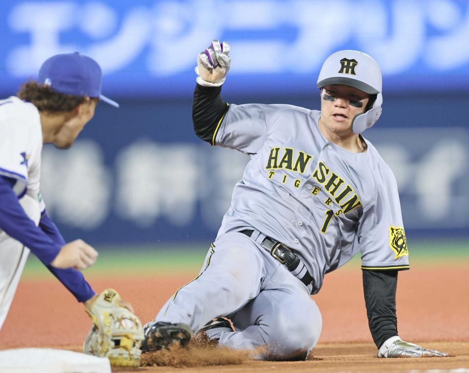 　４回、大山の左飛で森下が三塁を狙うがアウトになる（撮影・田中太一）