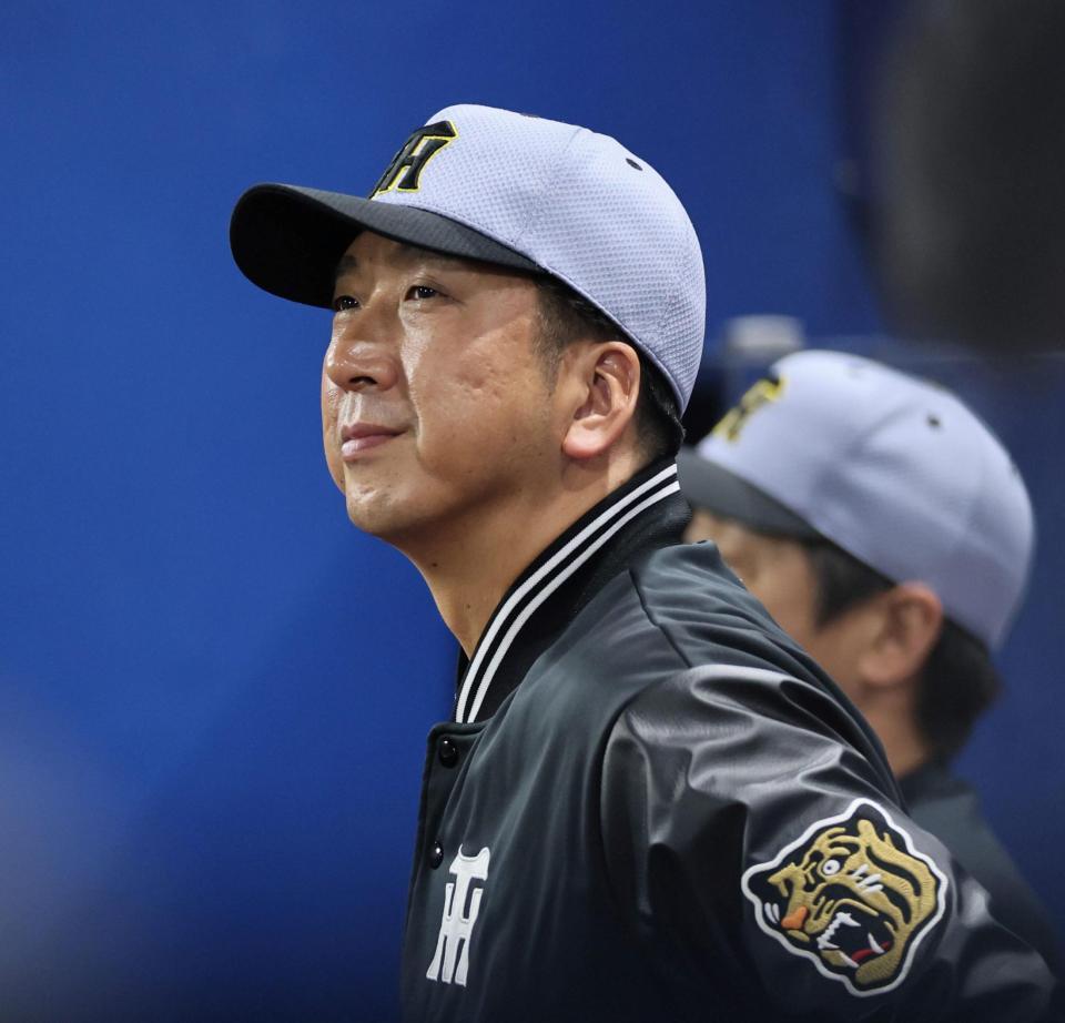 　９回、戦況を見つめる藤川監督（撮影・田中太一）