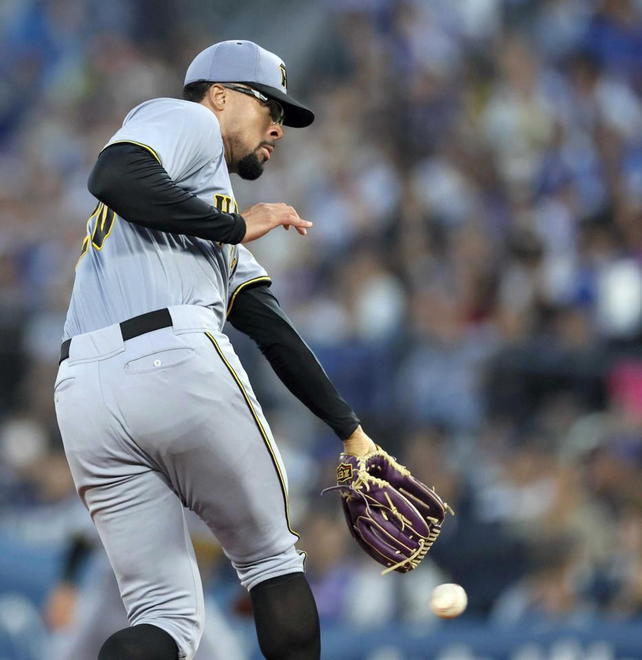 　２回、山本の打球にグラブを出すデュプランティエ（撮影・田中太一）