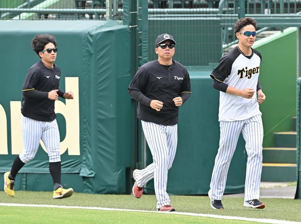 　外野を走る（左から）伊原、村上、大竹（撮影・西田忠信）