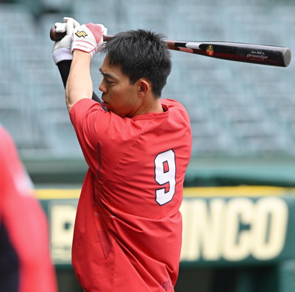 　打撃練習する秋山（撮影・西田忠信）