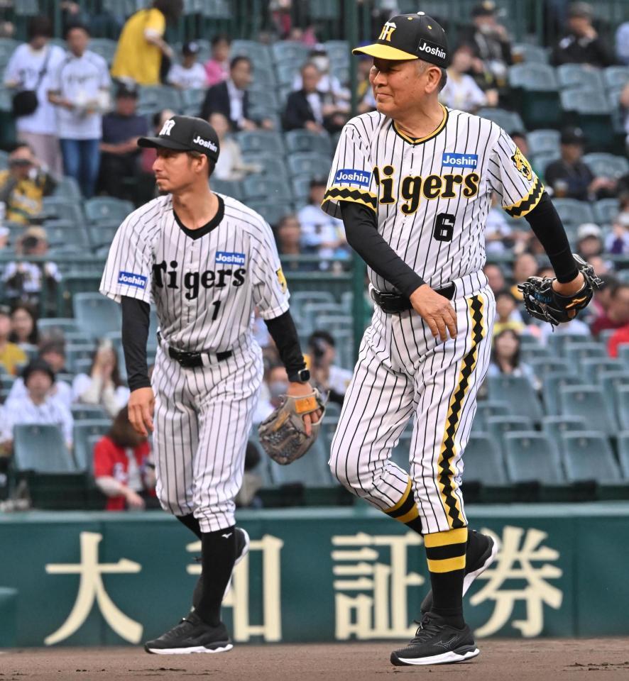 　ファーストピッチセレモニーで投球する鳥谷敬氏（左）と藤田平氏（撮影・西田忠信）