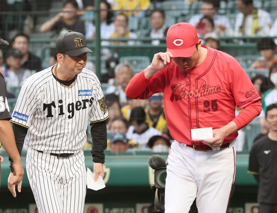 　メンバー表の確認をする藤川監督と新井監督（撮影・田中太一）