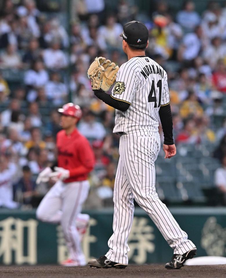 　１回、秋山（左）に先制ソロを浴びた村上（撮影・西田忠信）